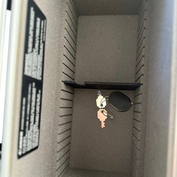 Canon Aluminum Hard Case HC-4000 with Tray, Keys, Strap, and Divider- Like New - Picture 7 of 8